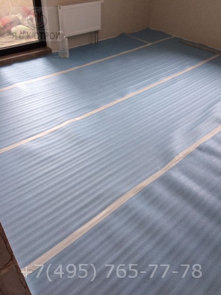 Монтаж подложки для паркетной доски на пол в квартире